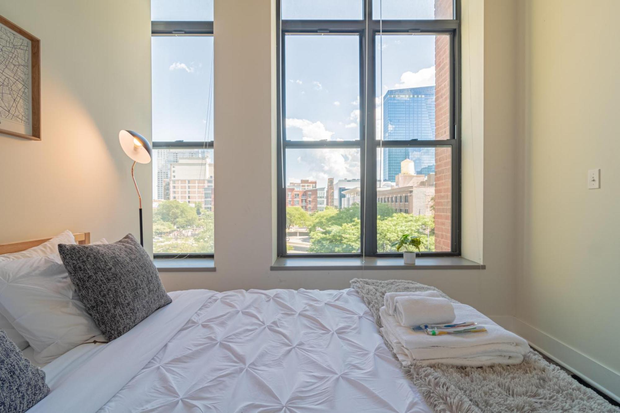 Bright 2Br Luxury Corner Suite With Optional Parking Sleeps 6 Guests Near Mccormick Place And Soldier Field Chicago Exterior foto